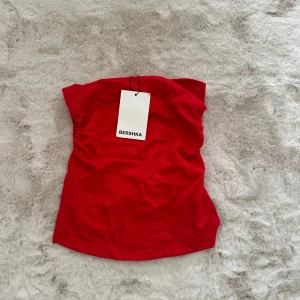 Röd topp bershka - En röd bandue topp från berskha, aldrig använd. Storlek S