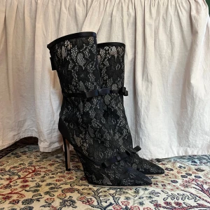 Svarta spetsstövletter  - Säljer ett par svarta stövletter från Giambattista Valli x H&M. Köpta från Sellpy för 800 kr men har aldrig själv använt dom 💕
