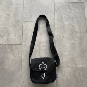 Trapstar väska - Helt ny. Snabb säljer den nu för behöver it den 😎