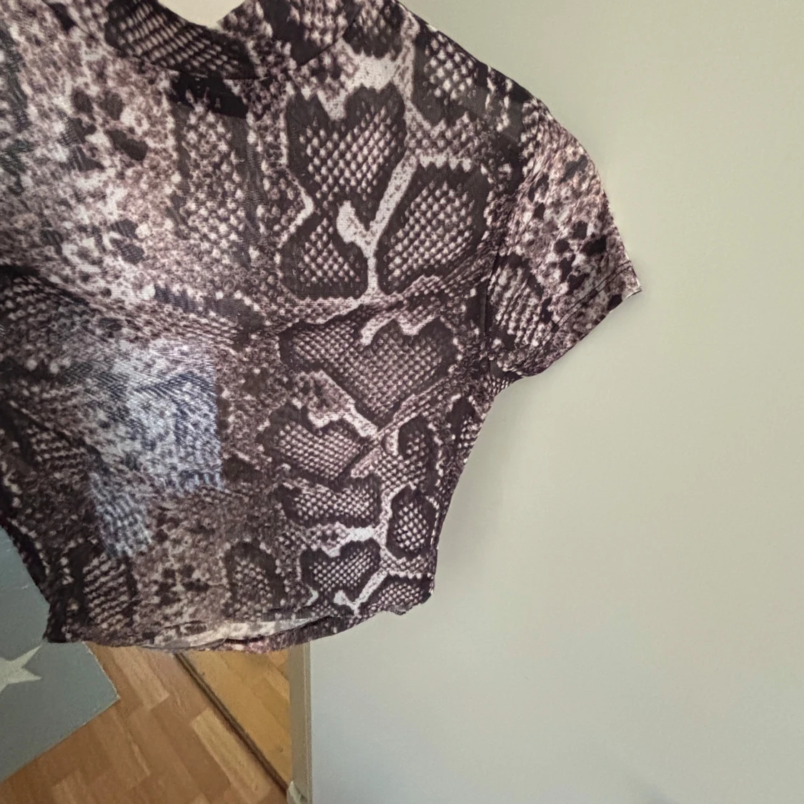 Ormmönstrad kortärmad topp - 1