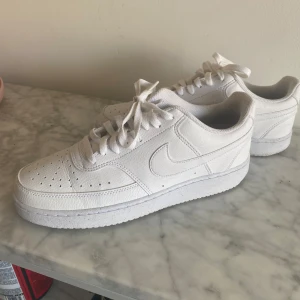 Air force 1 Nike - Säljer ett par vita Nike air force 1 som är använda 2-3 gånger men är i ett riktigt bra skick. Storlek 42,5