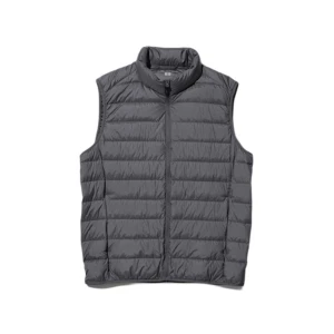 Grå uniqlo väst  - Säljer denna grå väst från uniqlo. Perfekt för våren ger dig en stilren look. Om ni har funderingar är det bara och skriva. Priset är ej hugget I sten 🔪🪨.