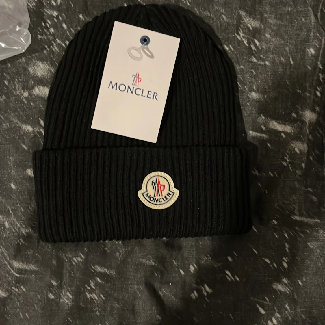 Svart ribbad mössa från Moncler