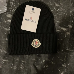 Svart ribbad mössa från Moncler - Helt ny aldrig andvänd fick den i present men den är för liten 