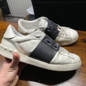 Valentino opens - Exklusiva Valentino Open sneakers i vitt! En stilren och tidlös modell som passar perfekt både till vardags och mer uppklädda tillfällen.  | Färg: Vit ⚪✨ | Skick: Lätt använda 👍 | Modell: Open 🏆 | Storlek: 42👌 | 🚚 Leverans: Skickas snabbt via PostNord eller Instabox 📬📦 |  💬 Skicka ett meddelande vid frågor!