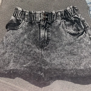 Grå jeansshorts - Snygga grå jeansshorts med en cool tvättad look. De har en bekväm passform och är perfekta för sommarens alla äventyr. Shortsen har också praktiska bakfickor.