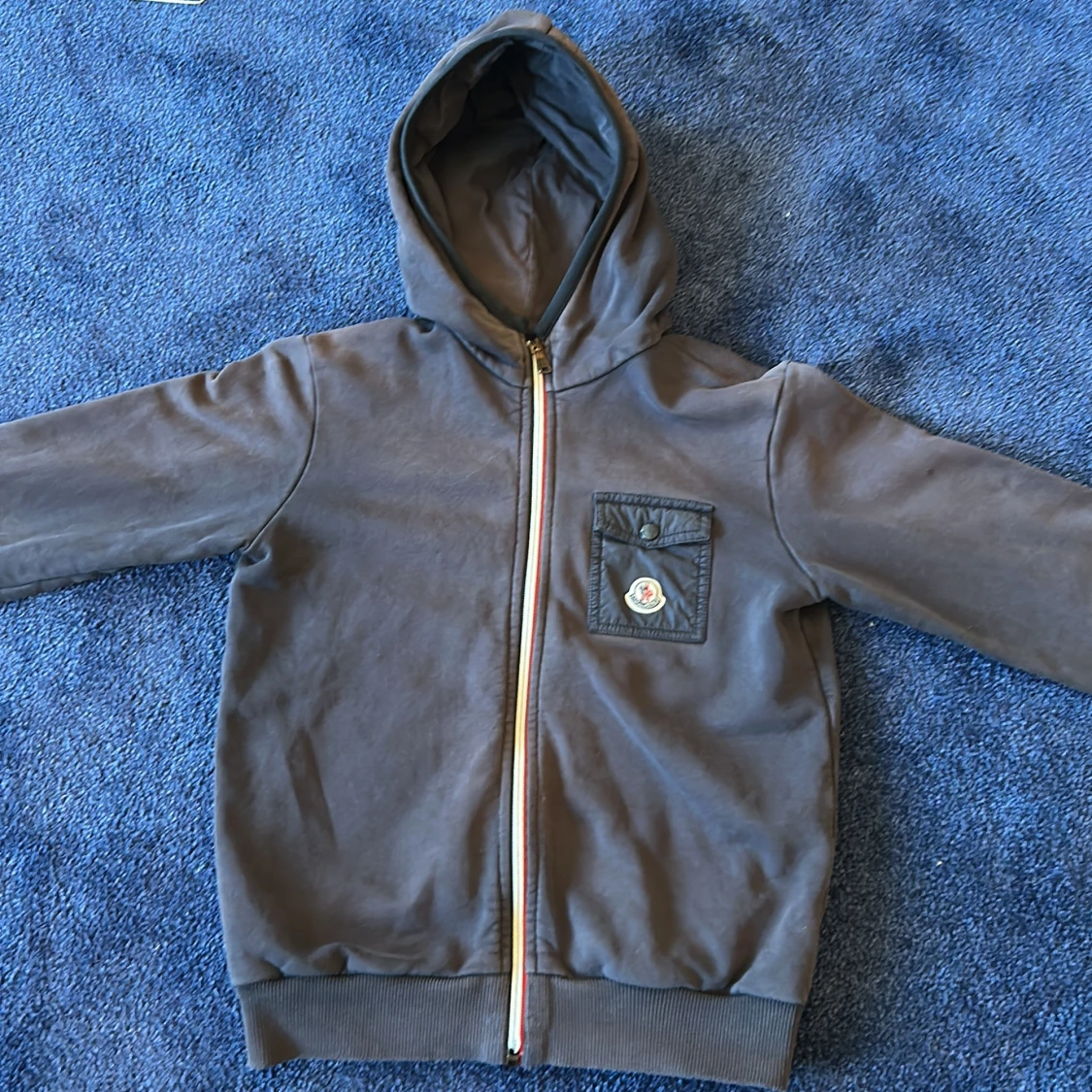 Grå hoodie från Moncler