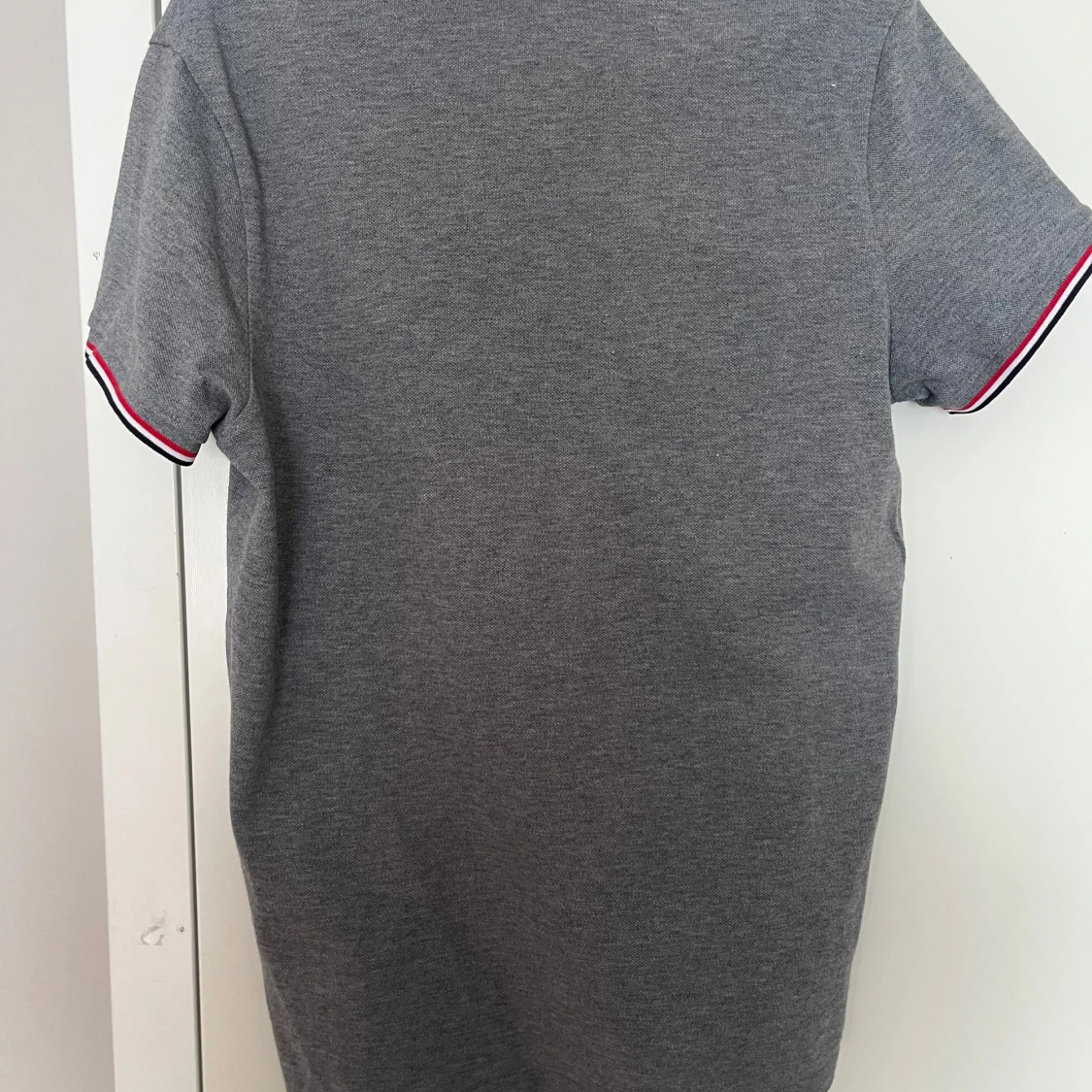 Grå pikétröja med röd och vit detalj - 1