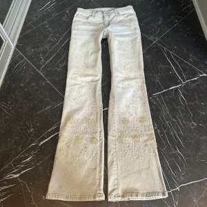 Vintage jeans - Så snygga och coola vintage jeans med paljetter! 💓midjemått: 36 cm Innebenslängd: 87 cm 
