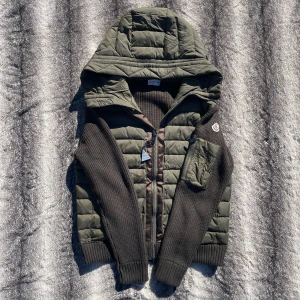 Grön moncler cardigan - Säljer nu en skit snygg moncler cardigan för ett bra pris. Knappast använd, inga defekter. Alla NFC och QR koder funkar som vanligt. Jackan är äkta. Priset kan diskuteras. Hör av dig vid minsta lilla intresse eller frågor. MVH Filip😁