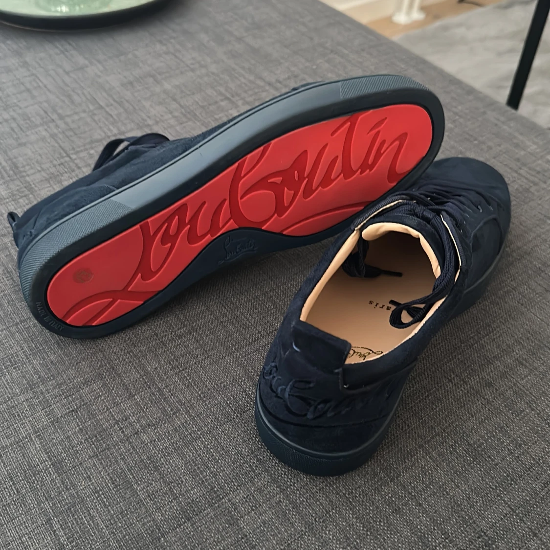 Mörkblå sneakers med röd sula