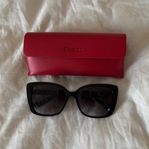 Solglasögon Guess - Sååå fina solglasögon från Guess, köpta i New York i höstas! Jag har aldrig använt de, så de är i nyskick 💕💕