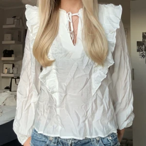 vit volang blus - blus från kappahl 💓