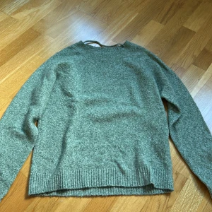 Grön stickad tröja från Vero Moda - Säljer en mysig grön stickad tröja från Vero Moda. Knappt använd och väldigt bra skick💗