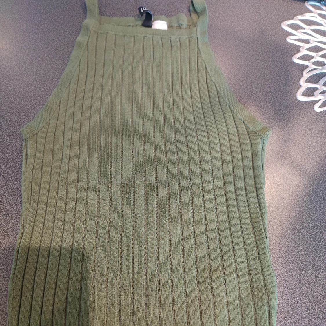 Olivgrön ribbad linnetopp från Divided storlek xs