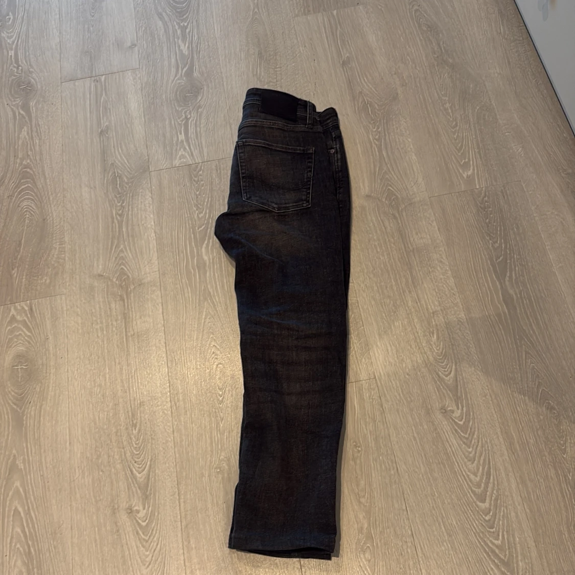 Mörkgrå jeansbyxor - 1