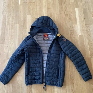 Parajumper Jacka  - Svart Parajumper i jacka som har ett litet jack i ärmen, men som förövrigt är i fint skick. 