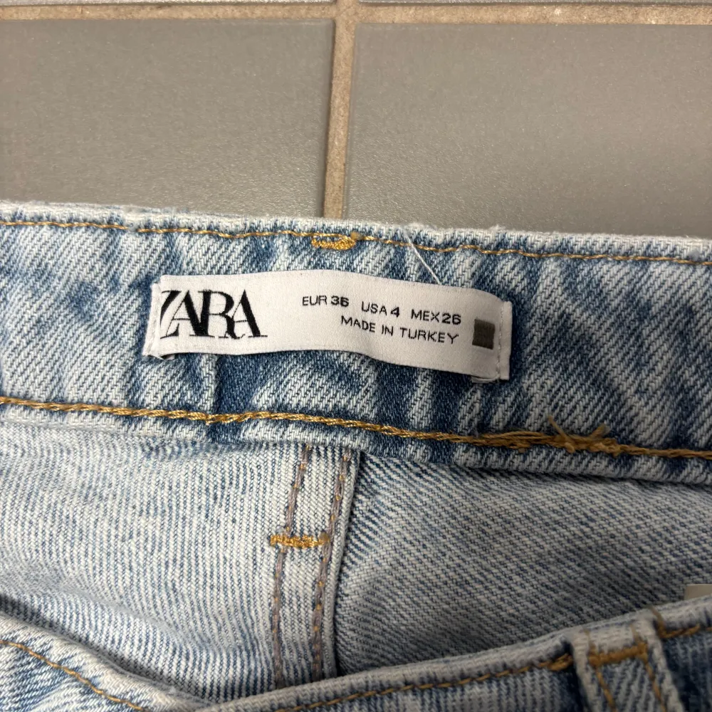 Lågmidjade blåa jeans från Zara i storlek 36. Farkut & Housut.