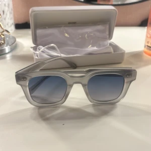 solglasögon Chimi - Snygga solglasögon från chimi gråa men glaset skiftar blått skit snygga! Tyvärr har något hänt med dom dom är lite stora karmarna har töjts ut  men det går nog att skruva till på en glasögon butik! Bild2 