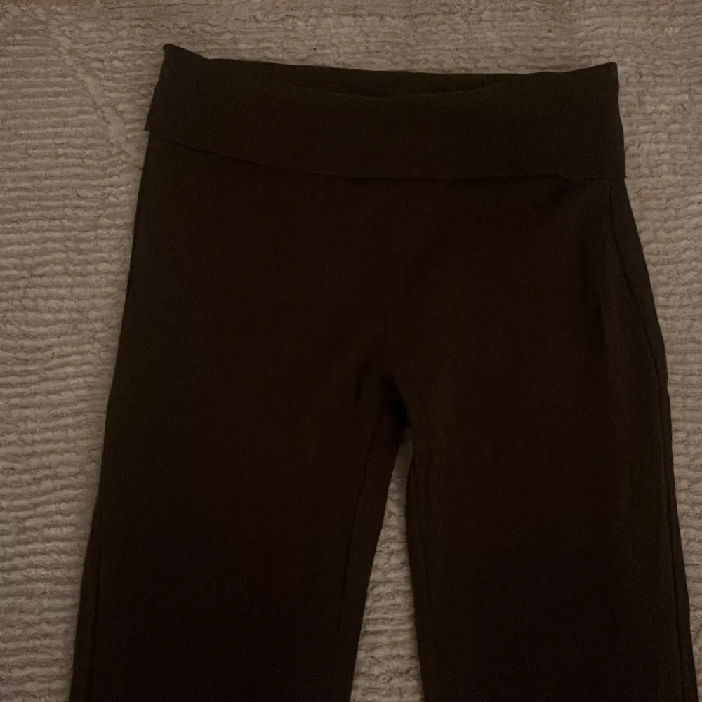 Snygga bruna bootcut mjukisar med låg midja man viker ner. Perfekta för en stilren look. Byxorna har en bekväm passform och är gjorda i ett mjukt material. Säljer då det är för stora för mig. Storlek small men skulle också passa medium.. Farkut & Housut.