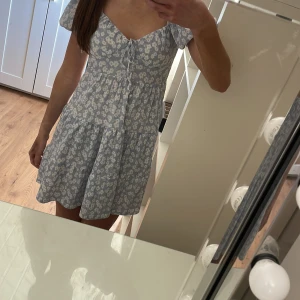 Blommig ljusblå klänning - Fin ljusblå oanvänd klänning 🩵 Öppen för att svara på frågor. skriv för mer bilder, priset kan även diskuteras.  