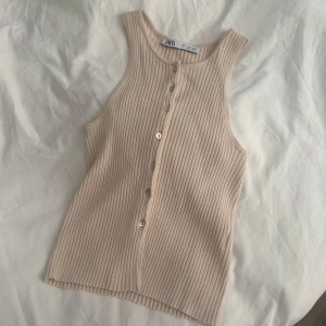 Beige ribbad topp från Zara - Beige ribbad topp från Zara. Endast använd 1-2 gånger 🥰