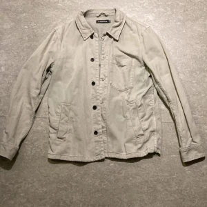 J.Lindeberg overshirt - Skön jacka från Lindeberg som passar bra till vår, höst och sommar. Slittåligt tyg i en nice beige färg som är perfekt till nästan alla outfits. Säljer för att den är lite stor för mig (178,65kg). Skickar snabbt och priset är inte hugget i sten. Kolla in profilen för mer