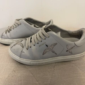 Grå sneakers från Axel Arigato - Snygga grå sneakers från Axel Arigato dom är köpta på plick innan men jag har inte använt dom alls mycket