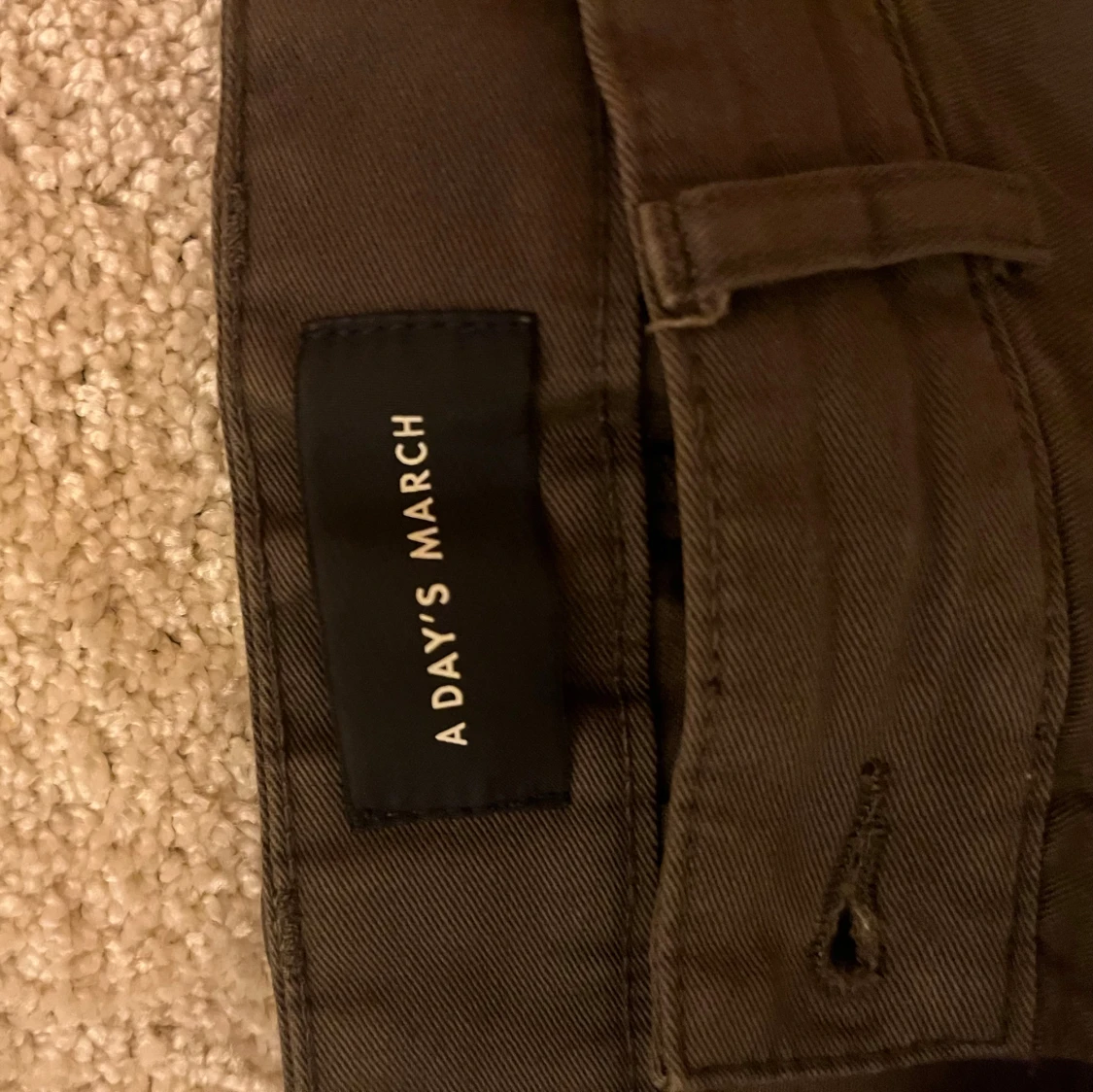 Bruna chinos från A Day's March - 2