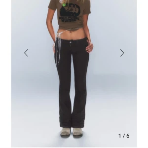 Svarta bootcut jeans - Snygga svarta bootcut jeans med låg midja och en tight passform. Perfekta eftersom de passar till allt. De har en klassisk design med knappar och dragkedja framtill. Storlek 27/32 från weekday, säljer då de ej passar💗