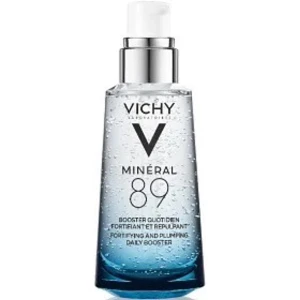 Vichy Minéral 89 Daily Booster - Vichy Minéral 89 är en återfuktande och stärkande daglig booster. Den kommer i en elegant glasflaska med en blå toning och en praktisk pump. Perfekt för att ge huden en fräsch och plumpad känsla. Enbart testad.