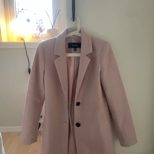 Kappa - Kappa i smutsrosa färg, knäpps med knappar. Endast använd ett fåtal gånger, i väldigt fint skick.