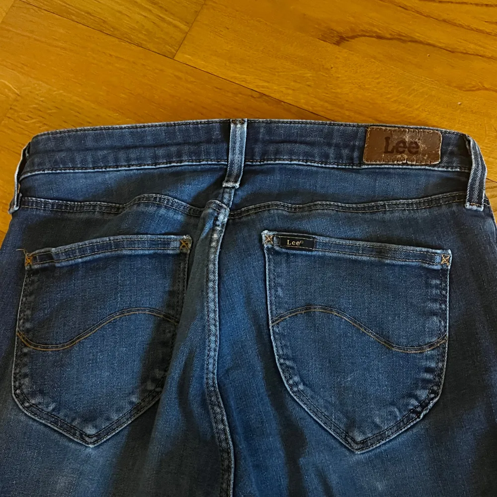 Snygga blå jeans från Lee. Perfekta för en avslappnad stil. De har en normal passform och är tillverkade i slitstarkt denim. Storlek 29 W/ 31 L. Farkut & Housut.