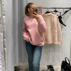 Rosa stickad tröja - Mysig rosa stickad tröja. Perfekt att dra över på sommarkvällen fint skick men lite lätt nopprig. Går lätt att ta bort men min noppermaskin har tyvärr gått sönder.