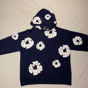 Denim Tears hoodie  - Denim tears hoodie i ny skick. Inga hål eller defekter. Säljer då den inte passar min stil.  OBS: Storlek S men passar som M. 