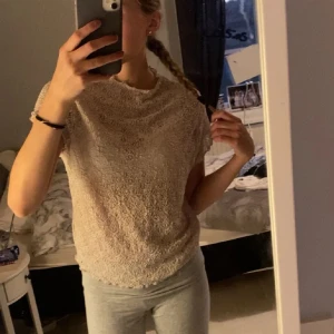 Beige topp med korta ärmar - Säljer en supersnygg spets tröja ifrån H&M, endast använd enstaka gånger 