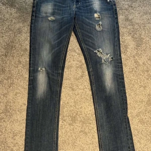 Dondup jeans  -  Säljer ett par sköna Dondup jeans i storlek 30 modell George med schyssta slitningar på jeansen skriv för frågor eller funderingar