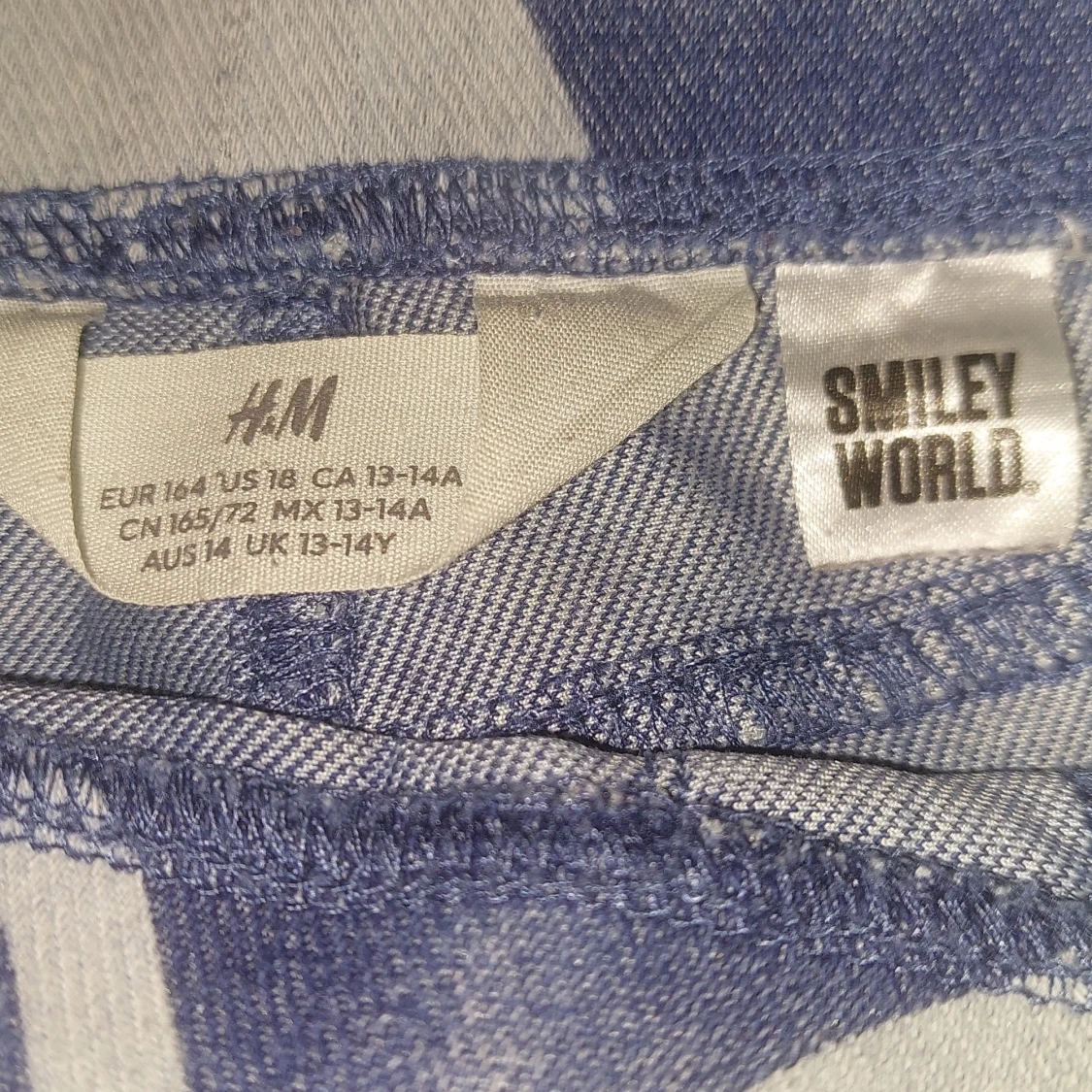 Blå byxor med smiley-mönster från H&M - 2