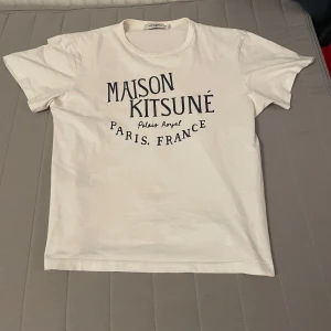 Vit t-shirt från Maison Kitsuné - Vit t shirt från Maison Kitsuné i bra skick. Storleken är L men passar snarare som M. Skriv vid frågor eller funderingar🙌💯✌️