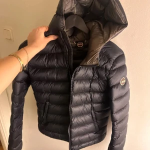 Marinblå jacka från Colmar - Kollar intresset på min marinblåa colmar jacka, strl 16 år (passar xs). Använd endast ett fåtal gånger, i nyskick. Inga defekter.