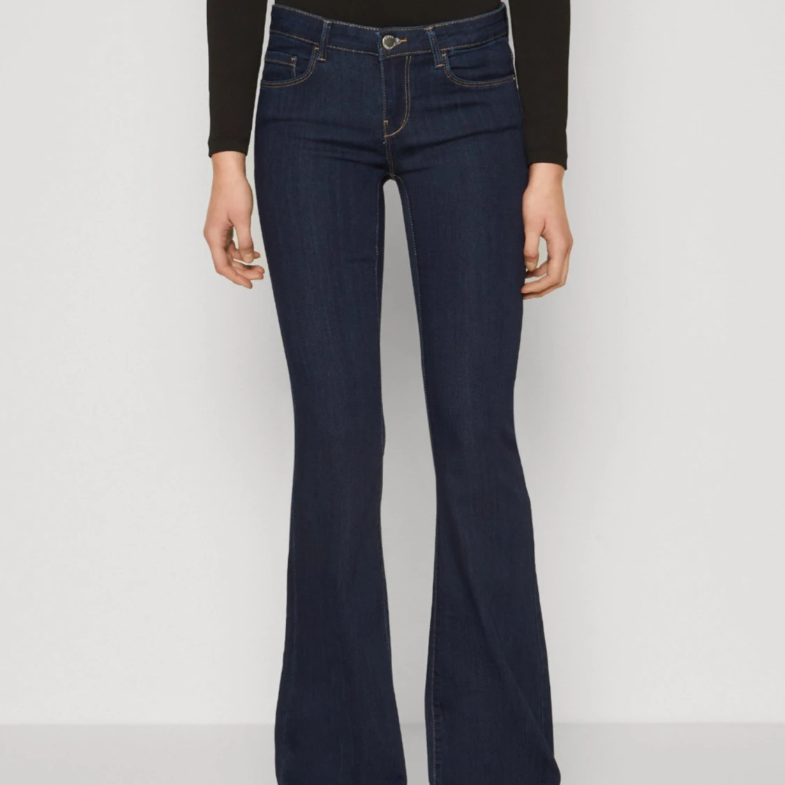 Mörkblå bootcut jeans