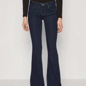 Mörkblå bootcut jeans - Snygga mörkblå bootcut jeans storlek M/34 men är uppsydda så skulle säga de är mellan längd 32-34. Köpt för 479kr TRYCK INTE PÅ KÖP NU❣️❣️