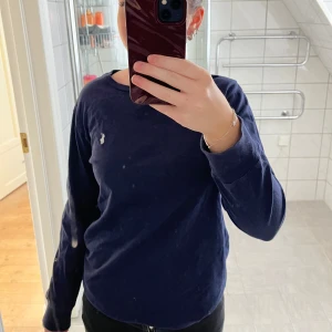 Långärmad Ralph Lauren tröja - Långärmad mörkblå Ralph Lauren tröja med en vit diskret logga på bröstet. Fin men kommer tyvärr inte till användning. Strl L, men skulle säga att den är mer en M💙
