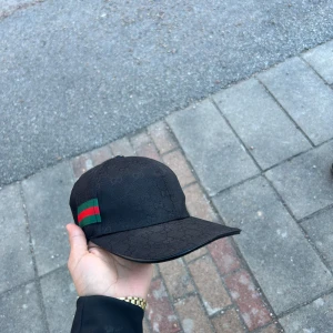Svart keps - Säljer en snygg svart keps som är i bra skick knappt använd men ingen box kommer med och kan tvätta den innan ja skickar. Pris kan diskuteras. Om du köper boss plånboken och kepsen kan du få båda för 500