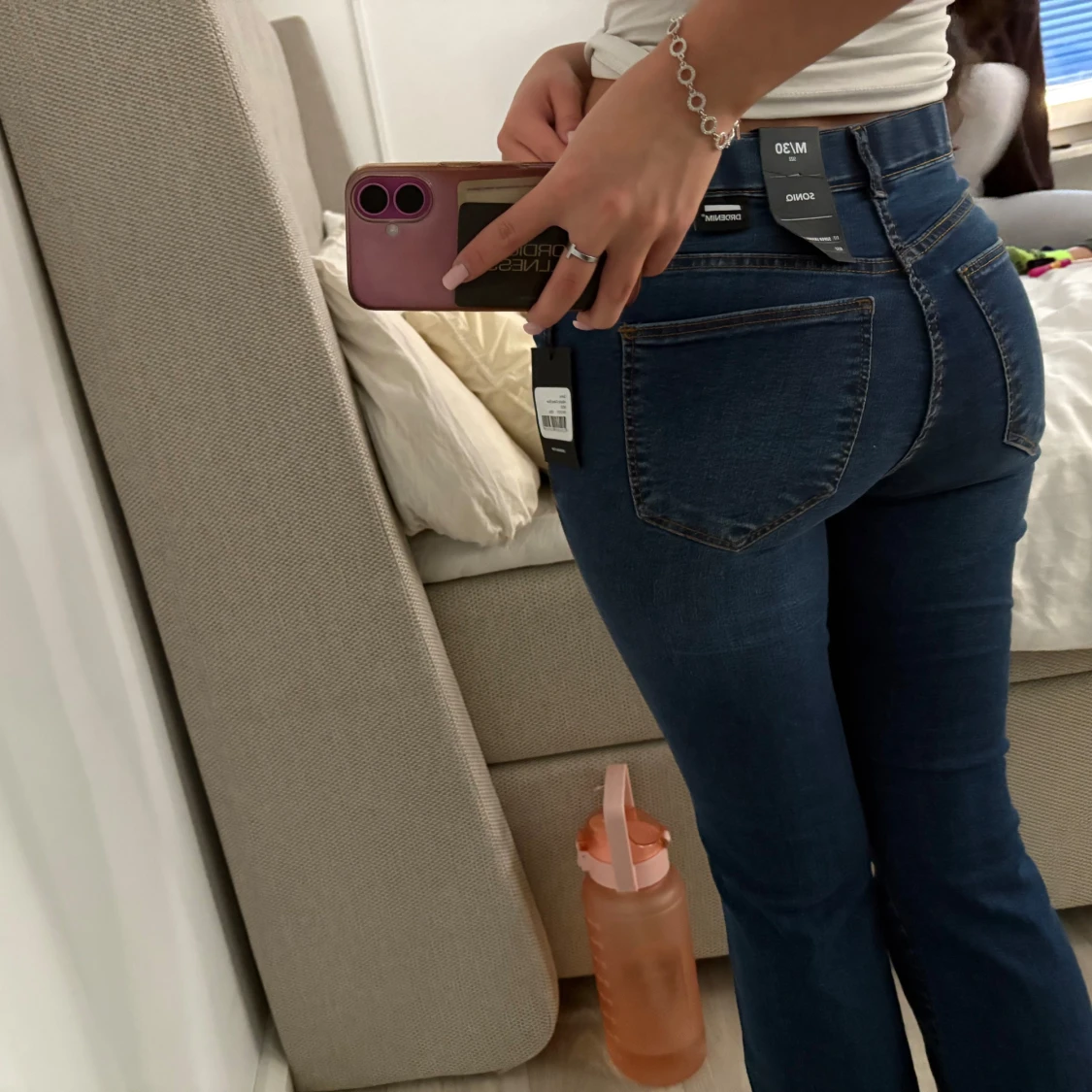 Mörkblå utsvängda jeans  - 1