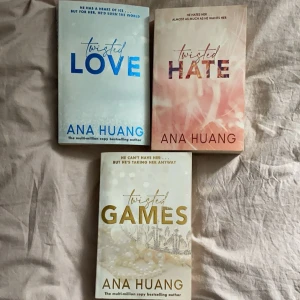 Twisted-serien av Ana Huang - En samling av tre böcker från Ana Huangs Twisted-serie: 'Twisted Love', 'Twisted Hate' och 'Twisted Games'. De är i bra skick förutom texten som står i glansig fett då den är lite bortskrapad annars inga fel. Perfekt för dig som gillar romantik och drama. 