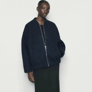 Blå bomberjacka  - Snygg blå bomberjacka från Zara. 