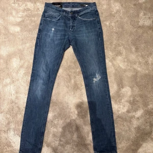 Dondup jeans - Säljer dessa dondup jeans i modellen George då dem är för små. Dem är använda en del men väldigt bra skick. Det är ett hål på knät och vid låret. 