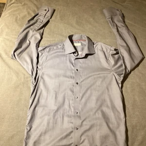 Grå skjorta från Eton - Snygg grå skjorta från Eton i en modern stil. Perfekt för en stilren look. Kan gå ner i pris vid snabb affär!!