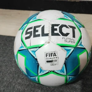 Futsalboll från Select size 4 pro - Säljer en futsalboll från Select med FIFA Quality Pro-märkning. Bollen har en färgglad design i blått, grönt och vitt. Perfekt för inomhusspel och uppfyller officiella storleks- och viktkrav. Köp direkt eller ge prisförslag ⚽